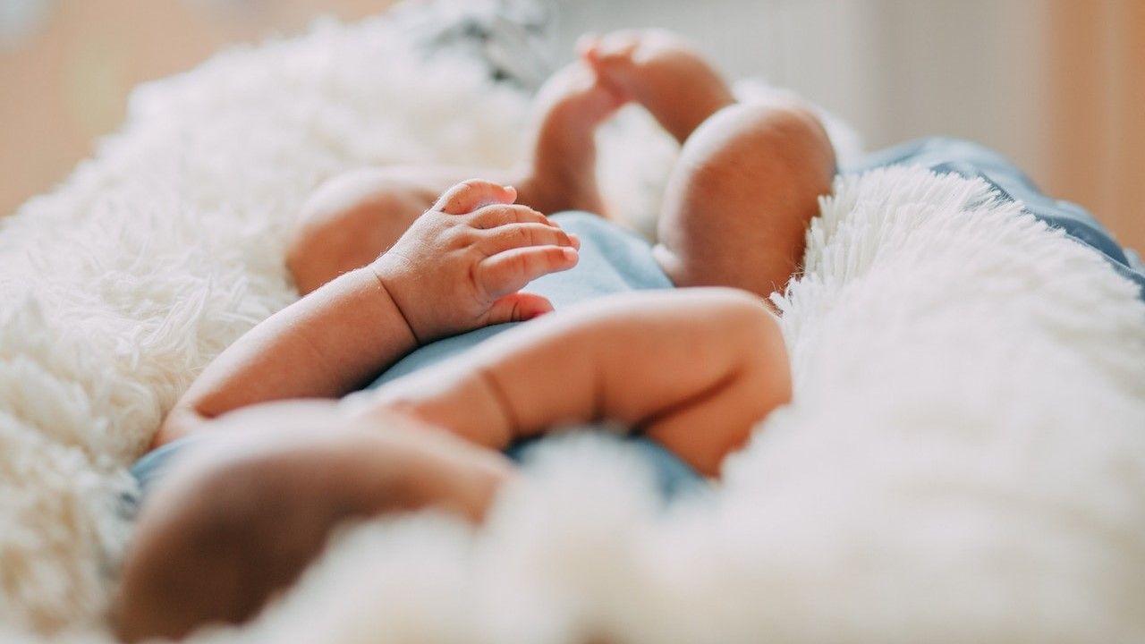Spiacy niemowlak - jak przykrywać noworodka do snu