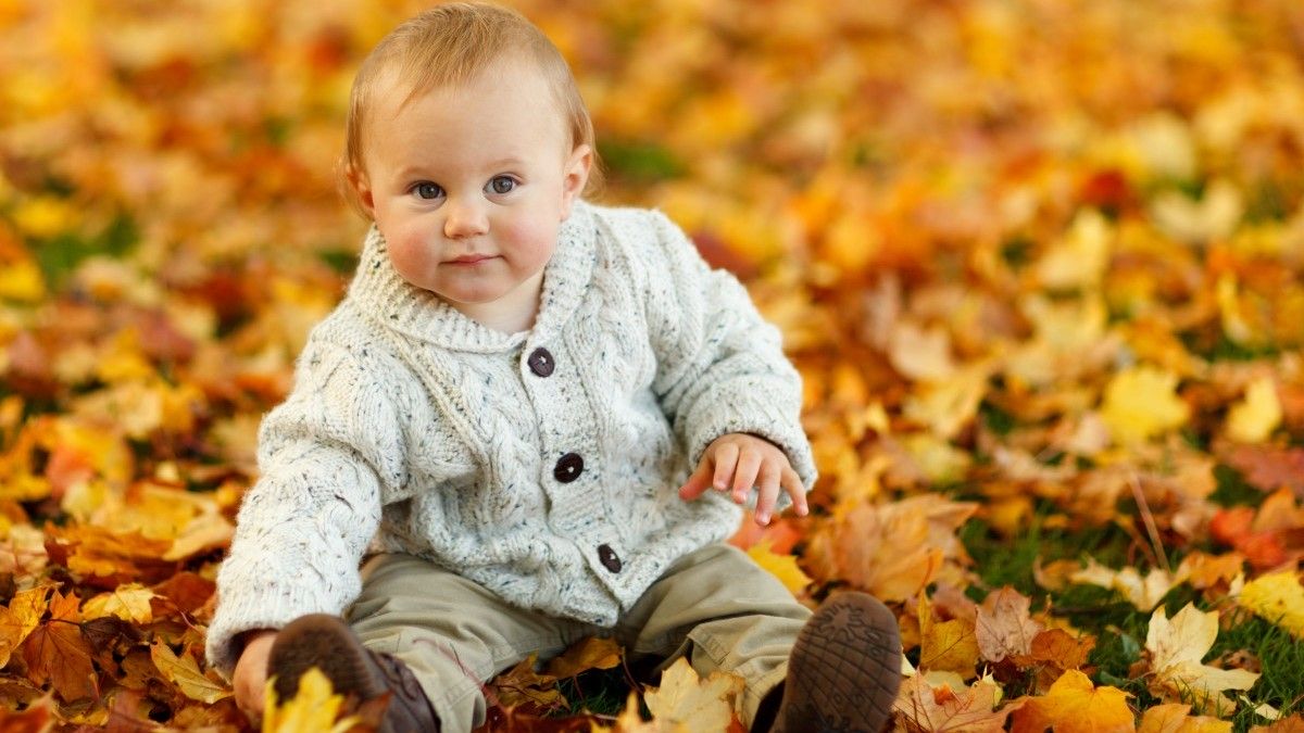 Jak ubrać niemowalaka na spacer jesienią - ciepły sweterek dla małego dziecka