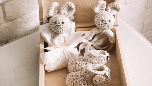 Zabawki sensoryczne i pluszaki - prezent na baby shower